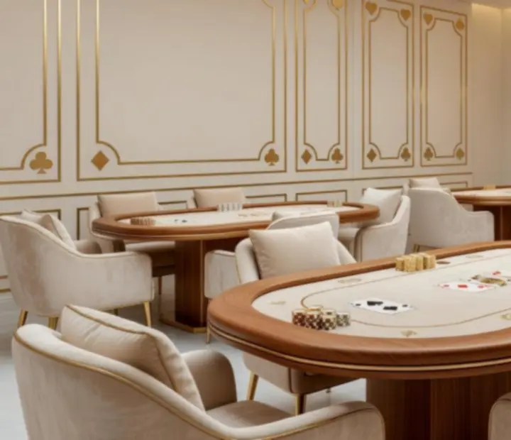 Elegantná pokerová lounge s dizajnovým osvetlením a pohodlným sedením